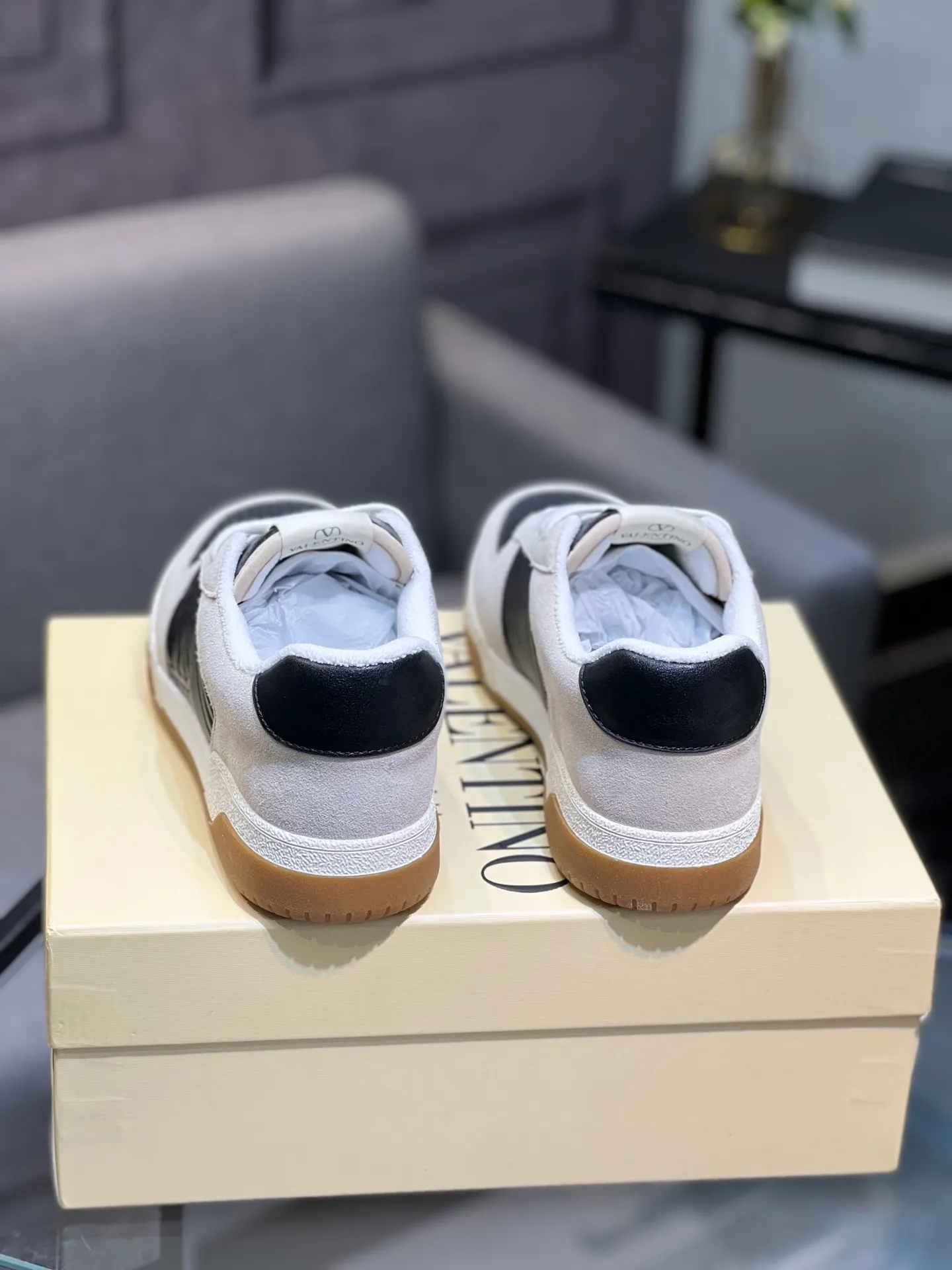 Men's shoes 💰720 VALENTINO Valentino 2025 popular casual sports shoes! 👍Fabric: Original custom punched + full-grain cowhide 👍Feet: cowhide + V-mark special injection insole (original 1:1) 👍Outsole: TPR+raw rubber combination wear-resistant outsole 👍Packaging: original beige full set of noble counter packaging 👍Code number: women's 35-41, men's 38-45 women's 40.41 men's 45.46 customized